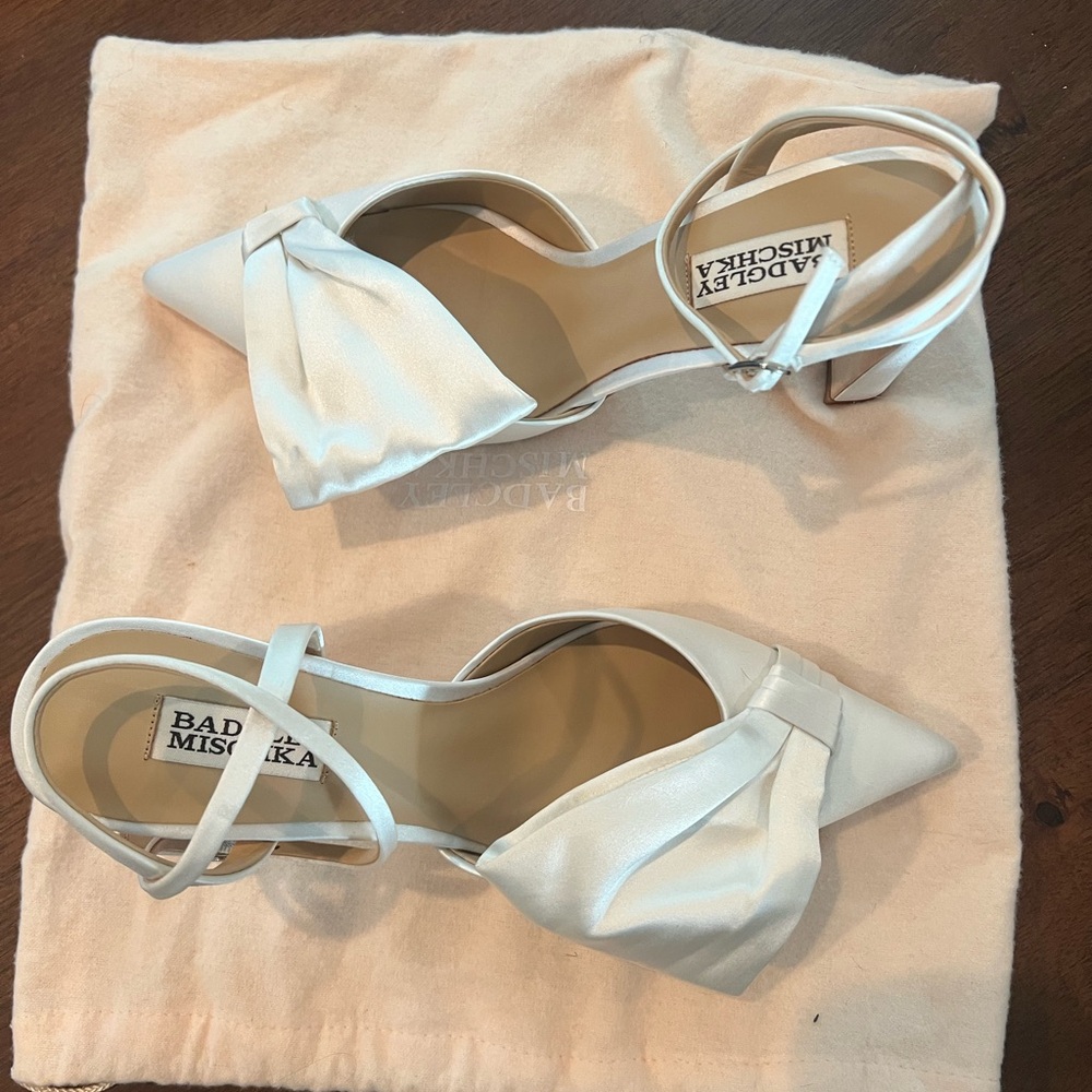Badgley Mischka Women's White Ankle Strap Alease Bow Heels